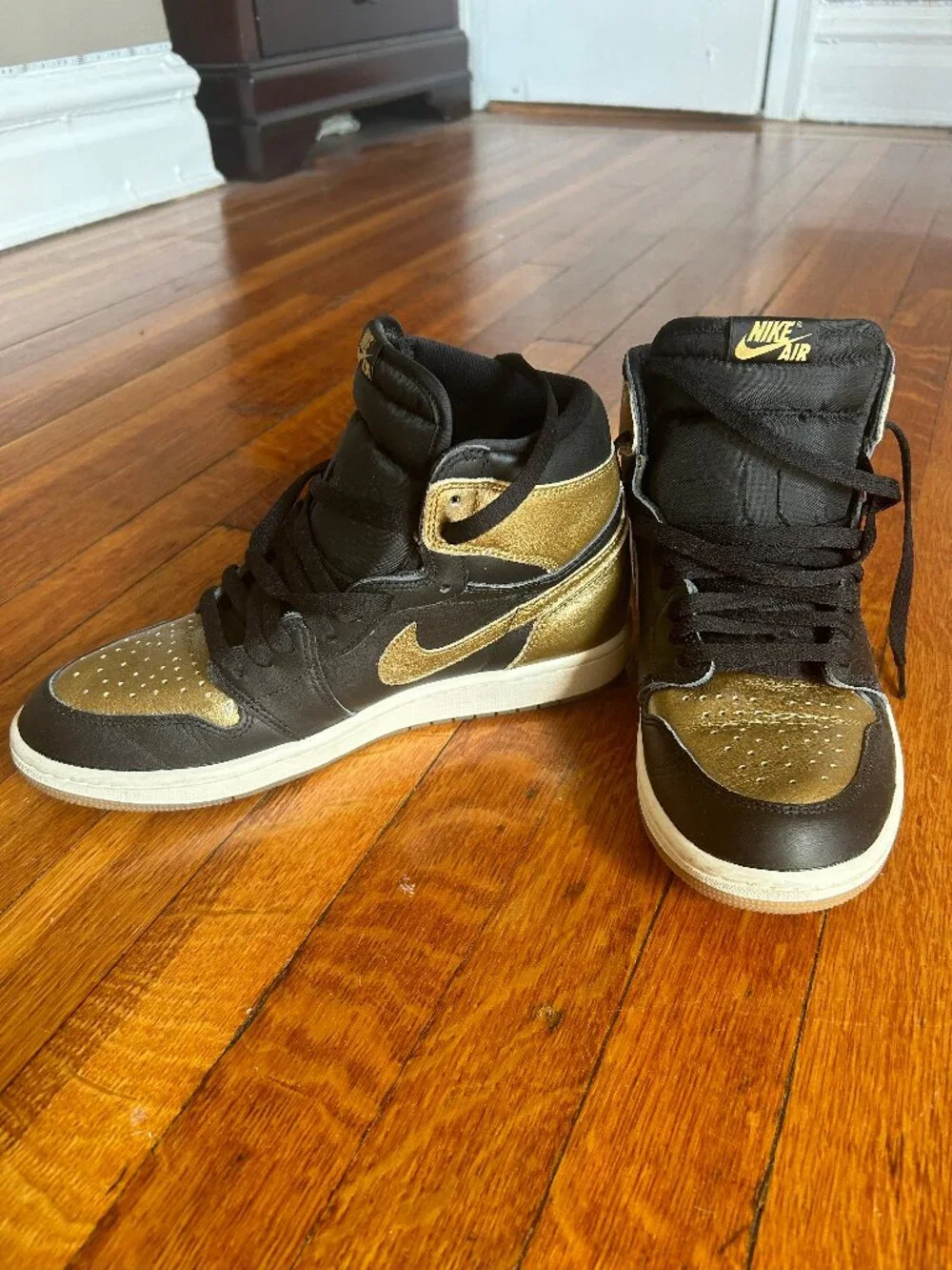 ALMOST NEW Jordan 1 Retro High OG 'Black Metallic Gold' Men's Sz 9
